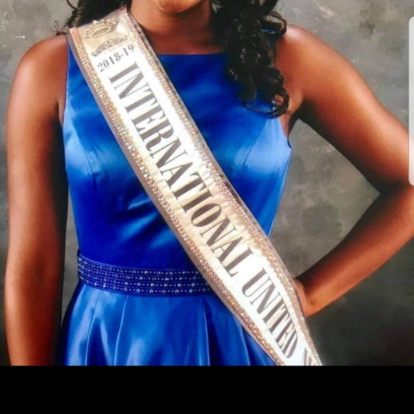 Gown - Picture 1 of 3